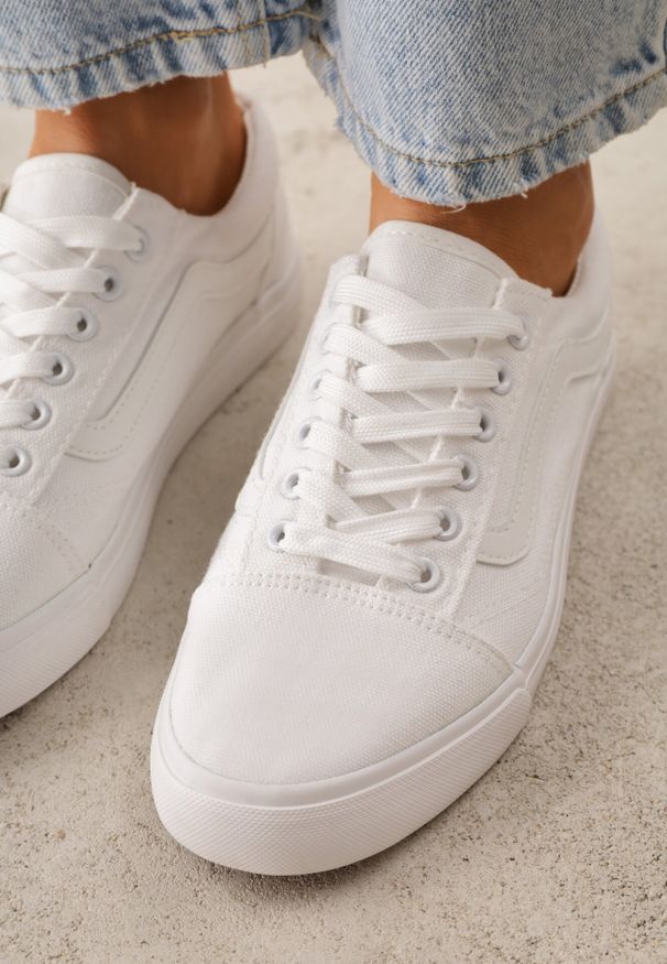 Born2be - Wiązane Białe Tenisówki Trampki pod Kostkę z Ozdobnym Paskiem Wiolana. Okazja: na spacer, na co dzień. Zapięcie: pasek. Kolor: biały. Materiał: jeans. Styl: casual, sportowy