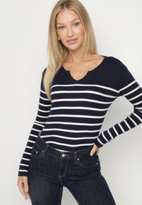 Born2be - Granatowa Bluzka z Bawełną w Paski Ozdobiona Guzikami Gelvila. Okazja: na co dzień. Kolor: niebieski. Materiał: bawełna. Wzór: paski, aplikacja. Styl: casual