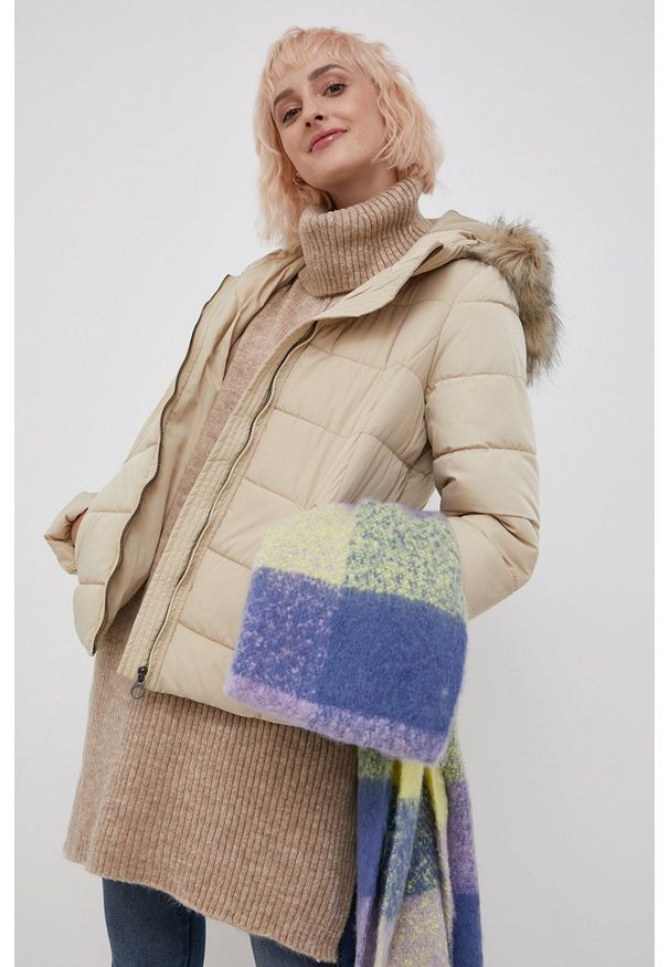 Vero Moda - Kurtka. Kolor: beżowy. Materiał: futro, poliester