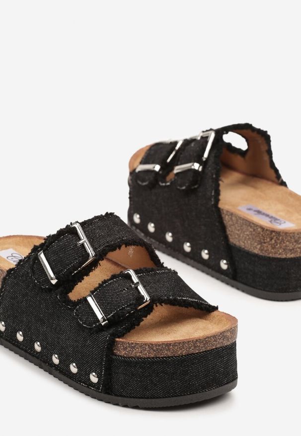 Renee - Czarne Klapki na Platformie z Korka z Postrzępionymi Paskami Klamrami i Nitami Zelirene. Okazja: na co dzień. Kolor: czarny. Materiał: jeans. Wzór: paski. Obcas: na platformie. Styl: elegancki, casual