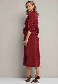 Born2be - Bordowa Koszulowa Sukienka z Eleganckimi Guzikami i Wiązanym Paskiem w Talii Kortella. Okazja: na spotkanie biznesowe, na co dzień. Typ kołnierza: dekolt w serek. Kolor: czerwony. Długość rękawa: długi rękaw. Typ sukienki: koszulowe. Styl: elegancki #4