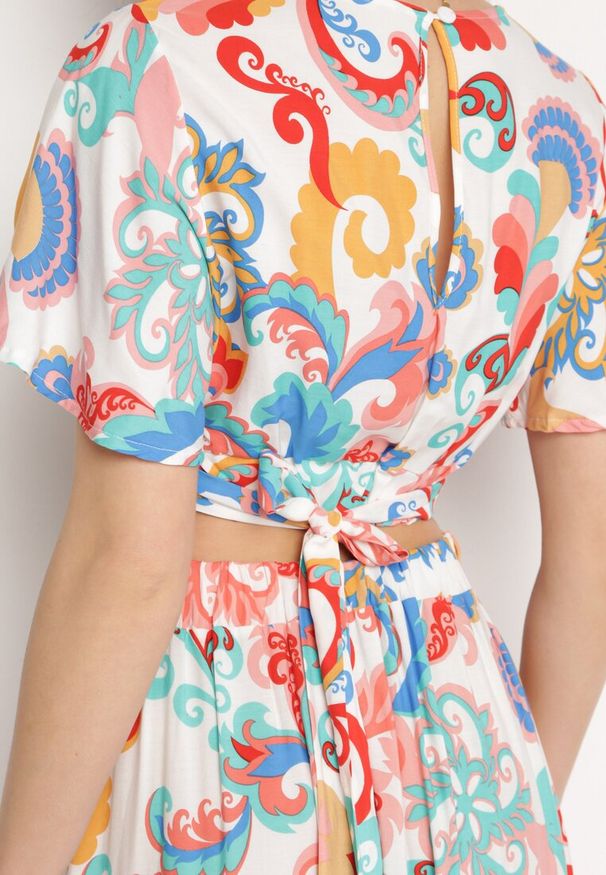 Born2be - Biało-Niebieski Komplet Krótka Bluzka z Kopertowym Dekoltem Spódnica z Gumką w Pasie Binesta. Kolor: biały. Materiał: jeans, materiał