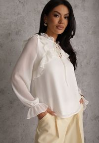 Renee - Biała Bluzka w Stylu Coquette z Falbankami i Wiązaniem przy Szyi Seathrina. Typ kołnierza: kołnierz z falbankami. Kolor: biały. Materiał: poliester, jeans #1