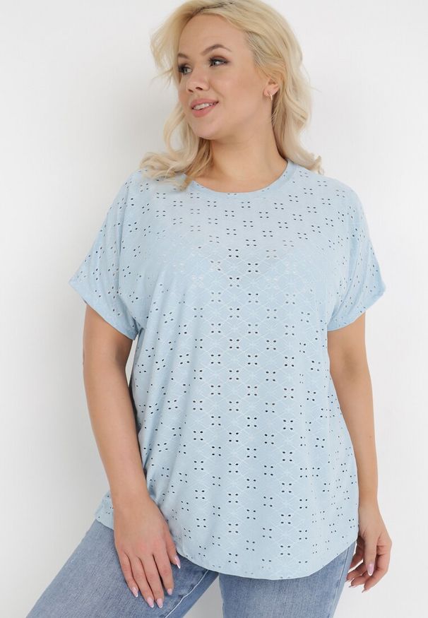 Born2be - Niebieska Bluzka Galiolea. Typ kołnierza: kołnierz z falbankami. Kolekcja: plus size. Kolor: niebieski. Materiał: dzianina. Długość: krótkie. Wzór: aplikacja, haft, ażurowy, kwiaty, nadruk