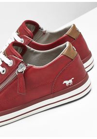 bonprix - Sneakersy marki Mustang z zamkiem. Zapięcie: zamek. Kolor: czerwony. Wzór: aplikacja #2