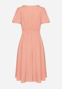 Born2be - Różowa Sukienka Vices o Rozkloszowanym Kroju z Odpinanym Kwiatem 3D Rallarea. Kolor: różowy. Wzór: kwiaty. Sezon: wiosna, lato #6