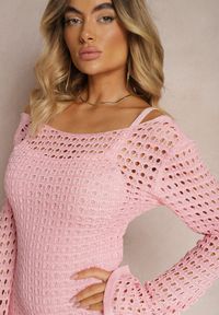 Renee - Różowa Sukienka Dzianinowa Midi w stylu Boho z Głębokim Dekoltem na Plecach Moralie. Okazja: na co dzień. Typ kołnierza: dekolt na plecach. Kolor: różowy. Materiał: dzianina. Długość rękawa: długi rękaw. Typ sukienki: proste. Styl: boho. Długość: midi