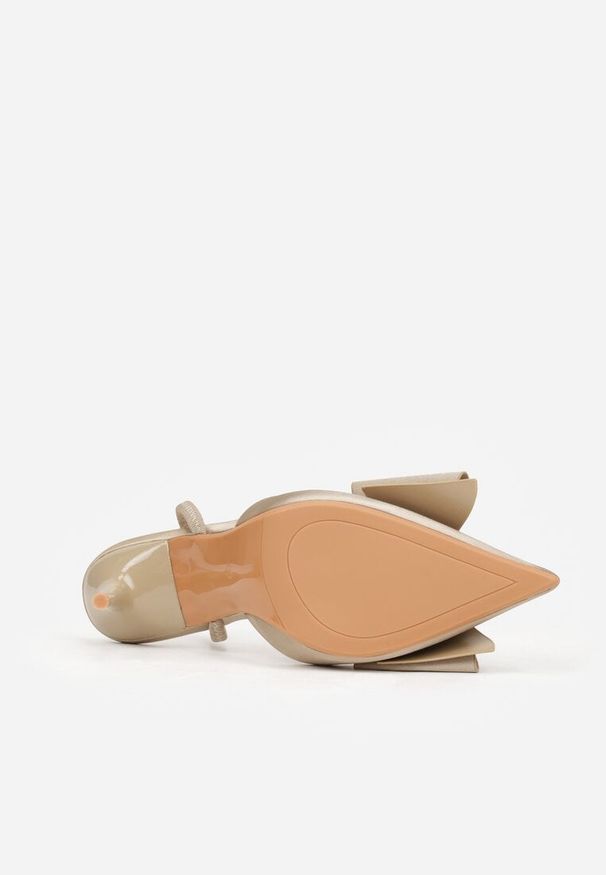 Renee - Ciemnobeżowe Sandały Satynowe na Szpilce Slingback Ozdobione Kokardą Daemoris. Okazja: na ślub cywilny, na imprezę, na wesele. Zapięcie: sprzączka. Kolor: beżowy. Materiał: satyna. Wzór: aplikacja. Obcas: na szpilce. Styl: elegancki