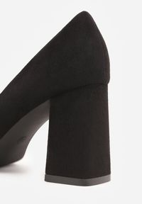 Renee - Czarne Czółenka Vices na Obcasie z Klamerką z Kryształków i Skórzaną Wkładką Arutia. Okazja: na spotkanie biznesowe, do pracy. Kolor: czarny. Materiał: skóra. Wzór: aplikacja. Obcas: na obcasie. Styl: biznesowy, elegancki, wizytowy. Wysokość obcasa: średni #8