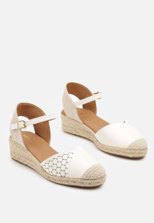 Born2be - Białe Sandały Vices na Koturnie z Plecionką Eranethia. Okazja: na co dzień. Zapięcie: sprzączka. Kolor: biały. Materiał: jeans. Obcas: na koturnie. Styl: elegancki, casual, boho