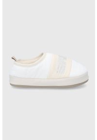 Calvin Klein Jeans Kapcie kolor kremowy. Nosek buta: okrągły. Kolor: beżowy. Materiał: guma, poliester, materiał