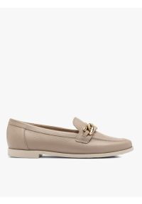 Ryłko - Beżowy mokasyn ze złoto-beżową ozdobą. Nosek buta: okrągły. Kolor: beżowy. Materiał: skóra. Szerokość cholewki: normalna. Wzór: aplikacja. Styl: street #1