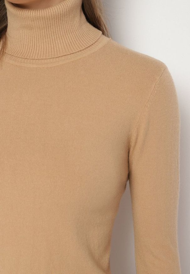 Born2be - Ciemnobeżowy Golf Sweter z Wiskozą i Kaszmirem Zailaya. Okazja: na co dzień. Typ kołnierza: golf. Kolor: beżowy. Materiał: wiskoza, kaszmir. Styl: casual