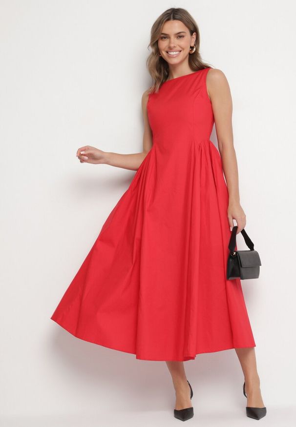 Born2be - Czerwona Sukienka Bawełniana o Rozkloszowanym Fasonie z Dekoltem Łódką i Kieszeniami Elenira. Okazja: na co dzień. Typ kołnierza: dekolt w łódkę. Kolor: czerwony. Materiał: bawełna. Typ sukienki: rozkloszowane. Styl: casual, elegancki