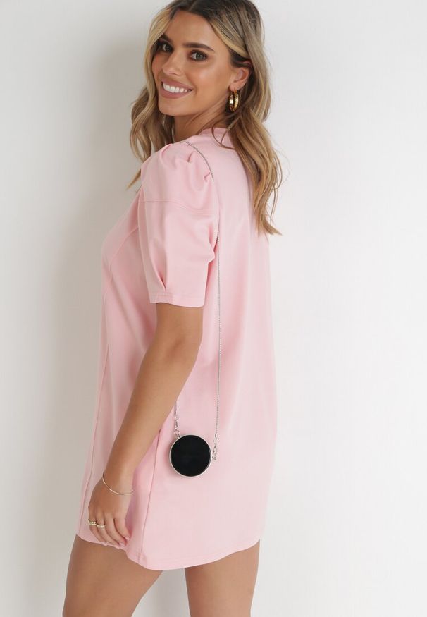 Born2be - Różowa Sukienka Pudełkowa z Saszetką Jalela. Kolor: różowy. Typ sukienki: oversize