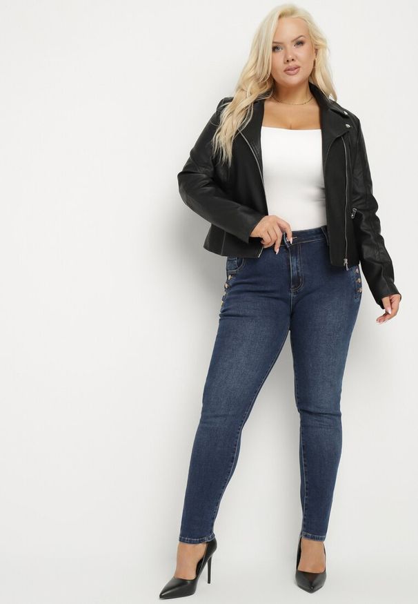 Born2be - Granatowe Bawełniane Dopasowane Jeansy Ozdobione Guzikami Galwiwi. Okazja: na co dzień. Kolor: niebieski. Wzór: aplikacja. Styl: elegancki, casual