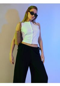 Sinsay - Muślinowe spodnie wide leg - czarny. Kolor: czarny