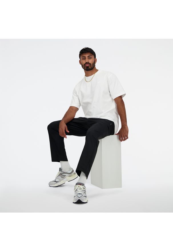 Koszulka męska New Balance MT41533WT – biała. Kolor: biały. Materiał: bawełna, dresówka. Długość rękawa: krótki rękaw. Długość: krótkie