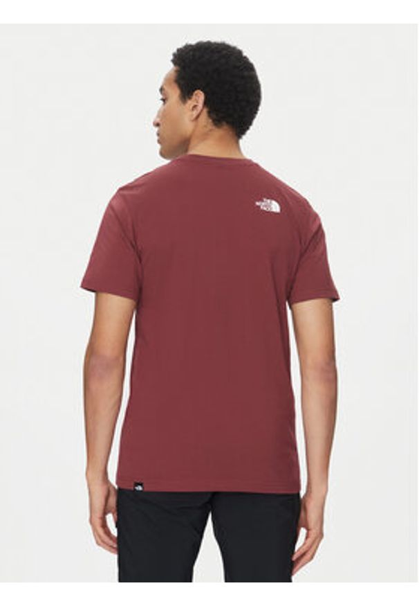 The North Face T-Shirt Simple Dome NF0A87NG Bordowy Regular Fit. Kolor: czerwony. Materiał: syntetyk