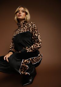Renee - Czarny Welurowy Komplet Dresowy Spodnie i Bluza z Panterkowym Printem Koratess. Kolor: czarny. Materiał: welur, dresówka. Wzór: nadruk. Sport: turystyka piesza