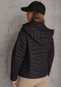 Renee - Czarna Przejściowa Kurtka Pikowana z Kapturem z Możliwością Odpięcia Pretiga. Okazja: na spacer. Typ kołnierza: kaptur. Kolor: czarny. Materiał: nylon, jeans #5