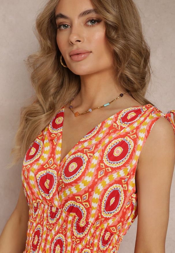 Renee - Pomarańczowa Rozkloszowana Sukienka z Wiskozy w Fantazyjny Print Karlene. Kolor: pomarańczowy. Materiał: wiskoza. Wzór: nadruk. Styl: wakacyjny. Długość: maxi