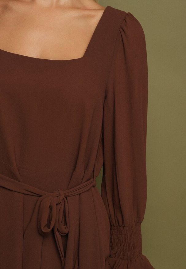 Born2be - Brązowa Sukienka Vices z Siateczkowymi Rękawami i Wiązanym Paskiem Resnala. Okazja: na co dzień. Typ kołnierza: dekolt kwadratowy. Kolor: brązowy. Materiał: materiał. Typ sukienki: rozkloszowane. Styl: casual, elegancki