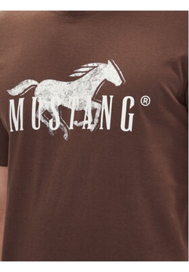 Mustang T-Shirt Austin 1016279 Brązowy Regular Fit. Kolor: brązowy. Materiał: bawełna