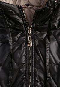 Born2be - Czarna Pikowana Kurtka Przejściowa z Kapturem i Bocznymi Suwakami Mado. Okazja: na co dzień. Typ kołnierza: kaptur. Kolor: czarny. Materiał: poliester, jeans. Styl: casual, klasyczny #2