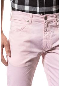 Wrangler - WRANGLER SPODNIE MĘSKIE GREENSBORO PEPPA PINK W15QMM20A. Materiał: materiał #5