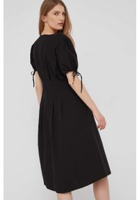 Answear Lab sukienka bawełniana kolor czarny mini rozkloszowana. Kolor: czarny. Materiał: bawełna. Długość rękawa: krótki rękaw. Wzór: gładki. Typ sukienki: rozkloszowane. Styl: wakacyjny. Długość: mini #4