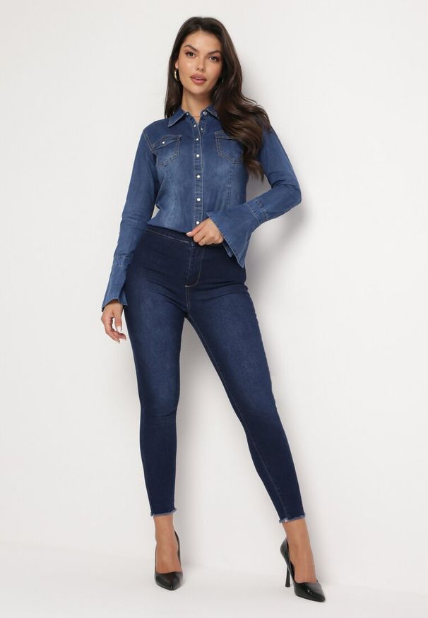 Born2be - Niebieskie Jeansy Skinny z Postrzępionymi Nogawkami Nogoi. Kolor: niebieski