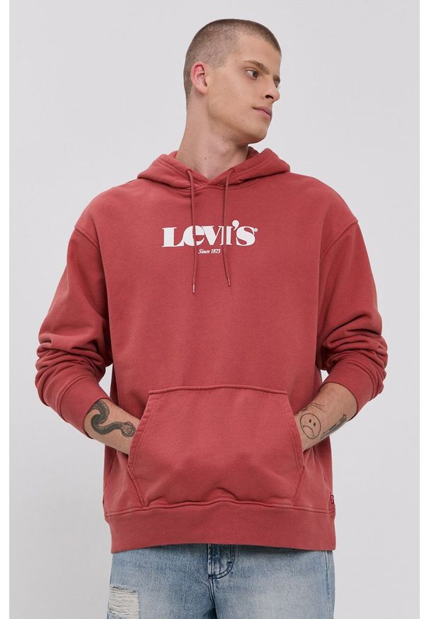 Levi's® - Levi's Bluza bawełniana męska kolor czerwony z kapturem z nadrukiem. Okazja: na spotkanie biznesowe. Typ kołnierza: kaptur. Kolor: czerwony. Materiał: bawełna. Wzór: nadruk. Styl: biznesowy