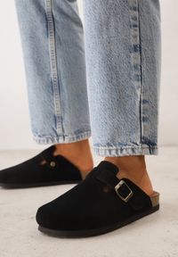 Renee - Czarne Klapki Typu Chodaki z Zamszu Naturalnego z Klamrą Meridnore. Kolor: czarny. Materiał: zamsz. Sezon: lato. Styl: elegancki #8