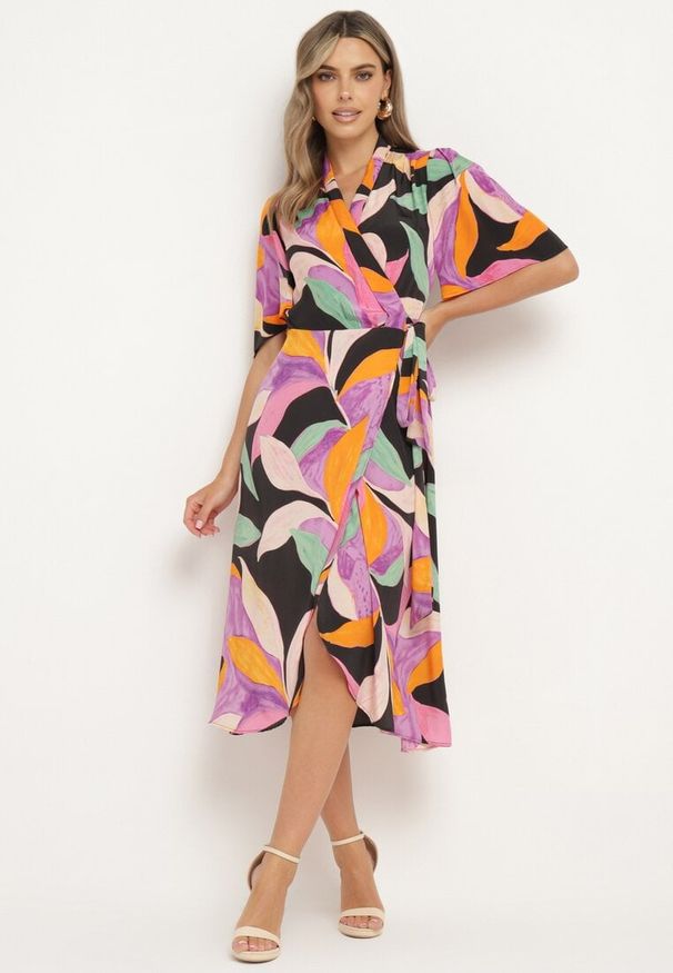 Born2be - Czarno-Fioletowa Sukienka z Kopertowym Dekoltem i Wiązaniem w Talii Quopia. Okazja: na co dzień. Kolor: czarny. Długość rękawa: krótki rękaw. Typ sukienki: kopertowe. Styl: casual