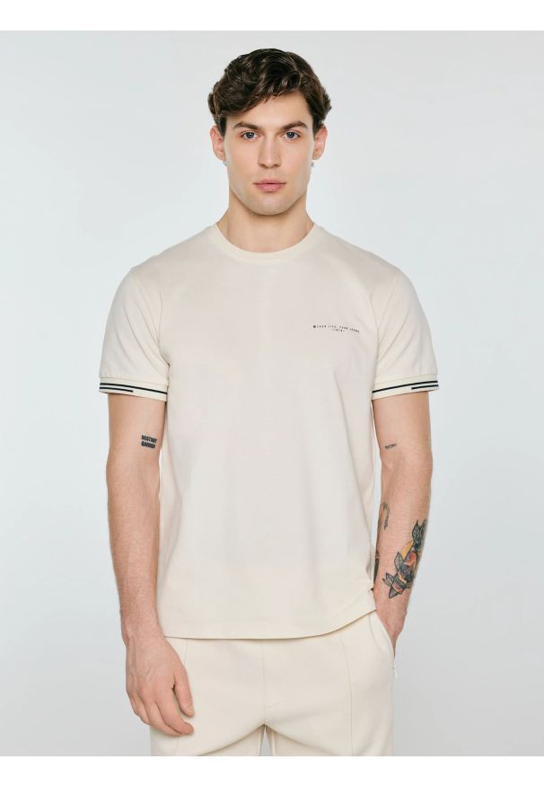 Big-Star - Koszulka męska bawełniana z logo BIG STAR kremowa Wlader 103. Kolor: kremowy. Materiał: bawełna. Wzór: ze splotem, nadruk. Styl: elegancki, klasyczny