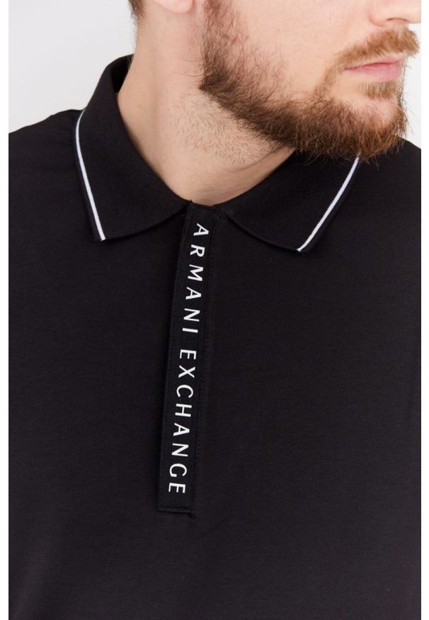 Armani Exchange - ARMANI EXCHANGE Czarna męska koszulka polo na suwak. Typ kołnierza: polo. Kolor: czarny. Wzór: aplikacja