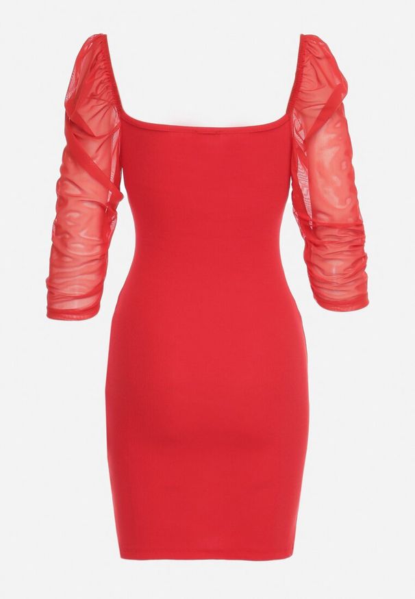 Born2be - Czerwona Bawełniana Dopasowana Sukienka Mini z Przeźroczystymi Rękawami 3/4 Ferdiana. Okazja: na imprezę. Kolor: czerwony. Materiał: bawełna. Typ sukienki: dopasowane. Styl: elegancki. Długość: mini