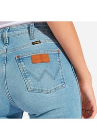 Wrangler - SPODNIE DAMSKIE WRANGLER RETRO-FLARE DESERT SKY W240UN24Y 112127918. Styl: retro #4