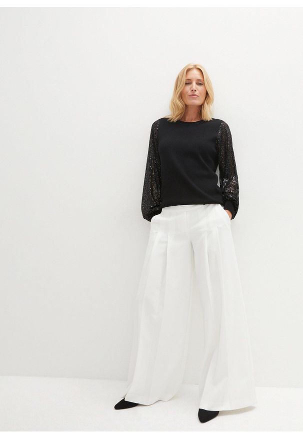 bonprix - Cienki sweter z lejącej mieszanki wiskozy. Kolor: czarny. Materiał: wiskoza. Wzór: aplikacja