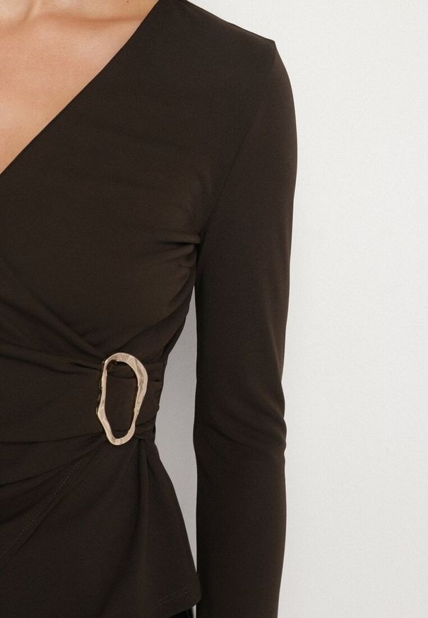 Born2be - Brązowa Asymetryczna Bluzka z Marszczeniem i Klamrą w Talii Zennisea. Okazja: na co dzień, do pracy, na spotkanie biznesowe. Typ kołnierza: dekolt w kształcie V. Kolor: brązowy. Materiał: skóra. Długość rękawa: długi rękaw. Długość: długie. Styl: biznesowy, casual