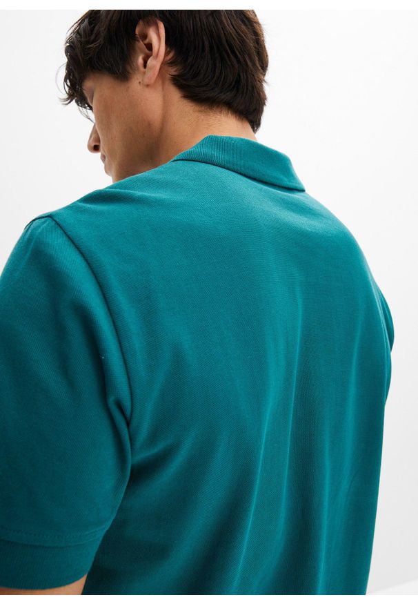 bonprix - Koszulka polo z czystej bawełny organicznej piqué. Typ kołnierza: polo. Kolor: niebieski. Materiał: bawełna. Długość rękawa: krótki rękaw. Długość: krótkie