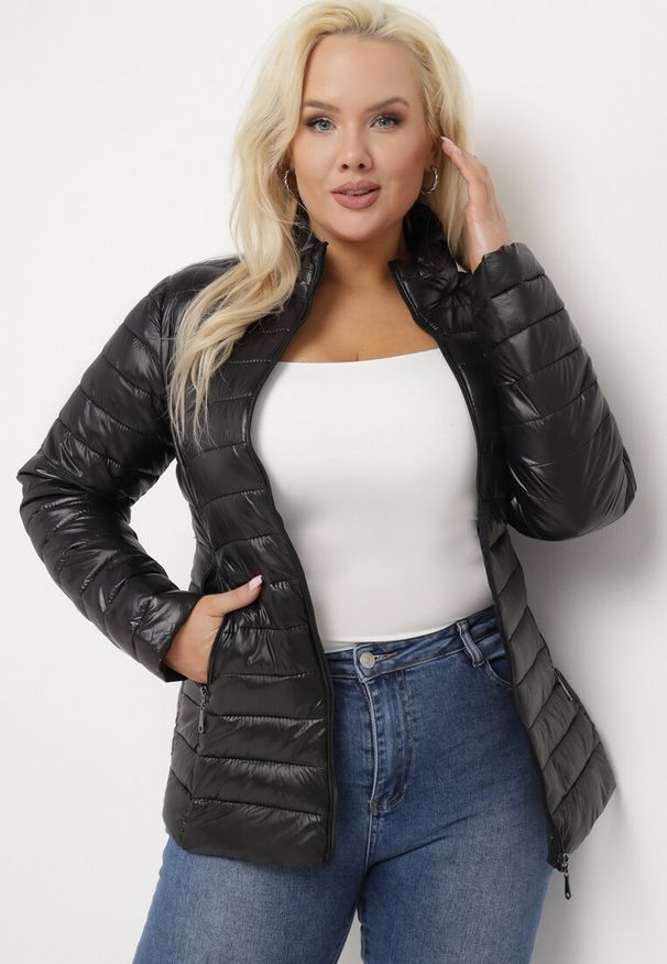Born2be - Czarna Pikowana Kurtka z Kołnierzem i Kieszeniami Senias. Kolor: czarny. Wzór: aplikacja. Sezon: zima