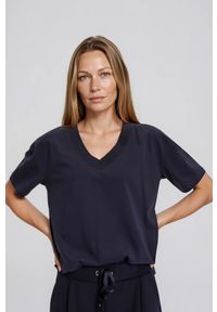 MOODO - T-shirt z dekoltem w serek granatowy. Typ kołnierza: dekolt w serek. Kolor: niebieski. Materiał: bawełna, elastan #1