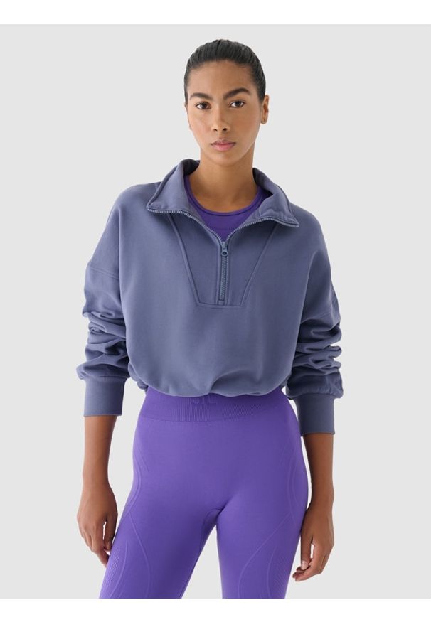 4f - 4F Bluza dresowa bez kaptura damska 4F x Anna Lewandowska - granatowa S. Okazja: na co dzień. Typ kołnierza: bez kaptura. Kolor: niebieski. Materiał: dresówka. Wzór: gładki, ze splotem. Styl: sportowy, casual