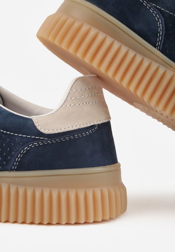 Renee - Granatowe Sneakersy Typu Tenisówki z Zamszu Naturalnego Ozdobione Paskami Tarinella. Okazja: na co dzień. Zapięcie: pasek. Kolor: niebieski. Materiał: zamsz. Wzór: aplikacja