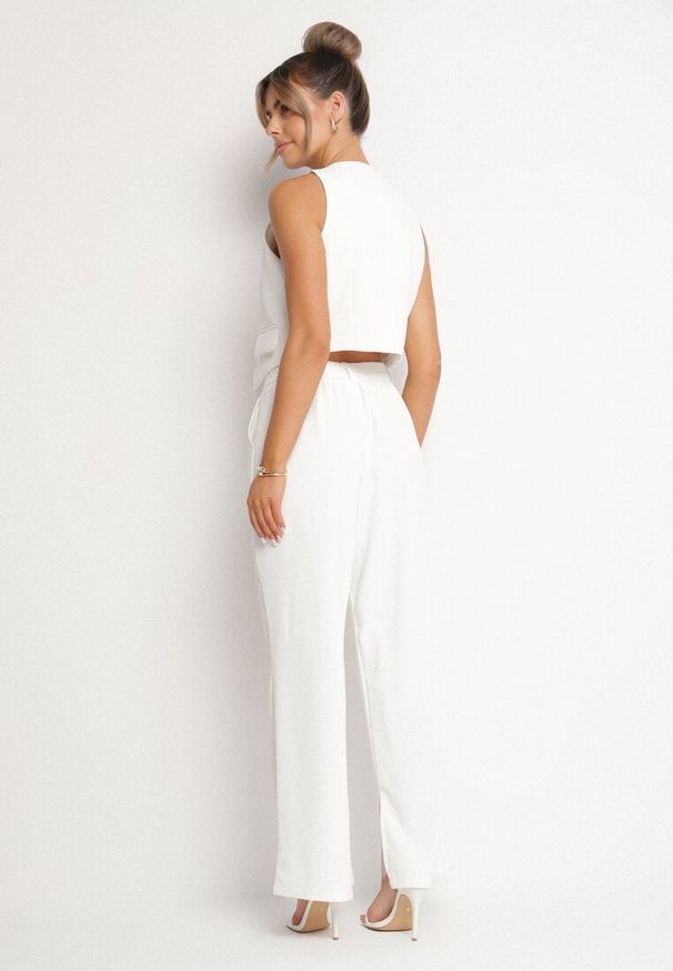 Born2be - Biały Komplet Kamizelka z Ozdobnymi Cyrkoniami i Garniturowe Spodnie Divistra. Kolor: biały