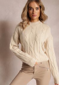 Renee - Jasnobeżowy Klasyczny Sweter w Ozdobny Splot Olgame. Kolor: beżowy. Materiał: dzianina, tkanina. Wzór: ze splotem. Styl: klasyczny #4