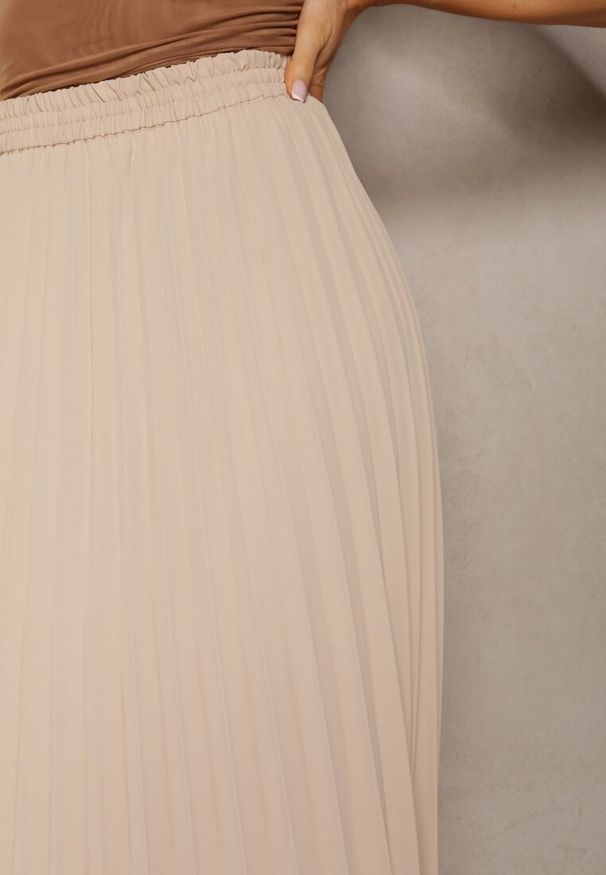 Renee - Beżowa Rozkloszowana Spódnica High Waist z Ozdobnymi Plisami i Gumką w Pasie Veratia. Okazja: na co dzień. Stan: podwyższony. Kolor: beżowy. Materiał: tkanina. Styl: elegancki, wizytowy, casual
