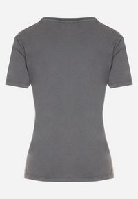 Born2be - Ciemnoszary Bawełniany T-shirt z Metalicznym Napisem i Motylem Zarevalia. Okazja: na co dzień. Kolor: szary. Materiał: bawełna. Wzór: napisy. Styl: sportowy, klasyczny, elegancki, casual #5